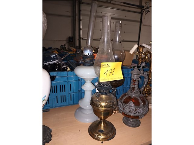 Lot 178 - sierfles en olielampen. 4 stuks - afbeelding 4 van  4