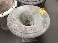 Lot 178 - tuinvaas in beton - afbeelding 3 van  4