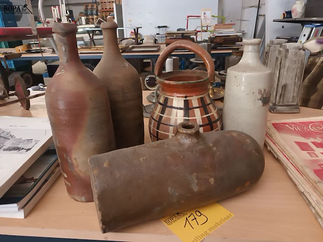 Lot 179 - antieke kruiken en vaas. 5 stuks - afbeelding 1 van  5