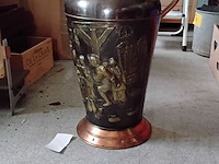 Lot 179 - antieken rode koperen paraplubak - afbeelding 1 van  2