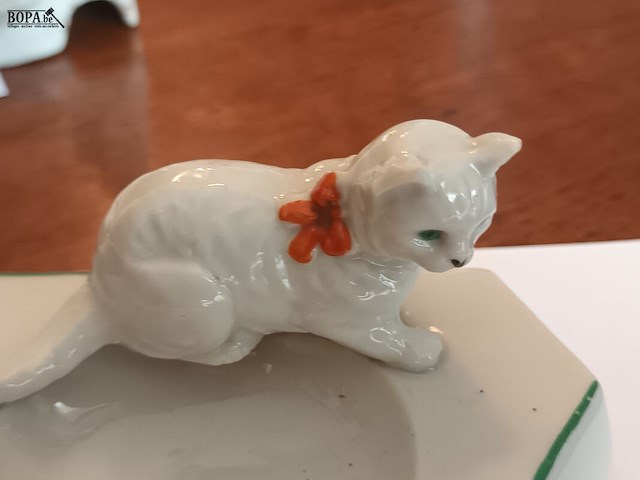 Lot 179 - asbak met kat - afbeelding 2 van  4