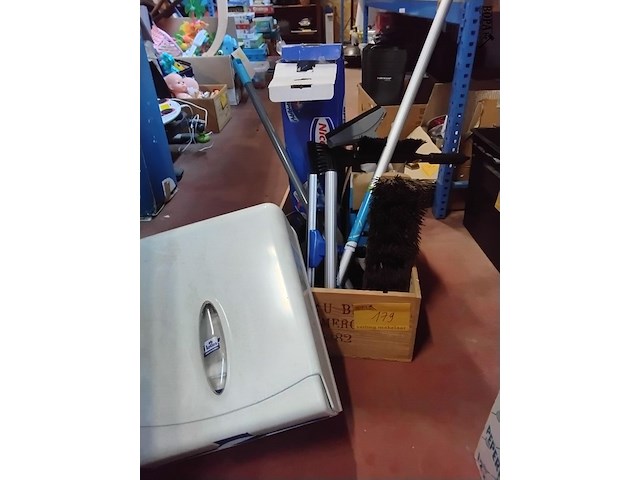 Lot 179 - box hulpmiddelen schoonmaak groot materiaal - afbeelding 1 van  1