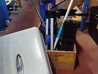 Lot 179 - box hulpmiddelen schoonmaak groot materiaal - afbeelding 1 van  1