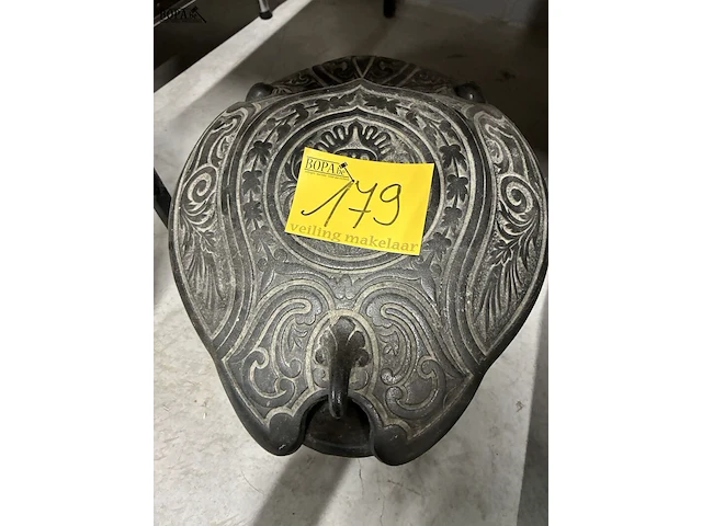 Lot 179 - gietijzeren kolenbak - afbeelding 1 van  2