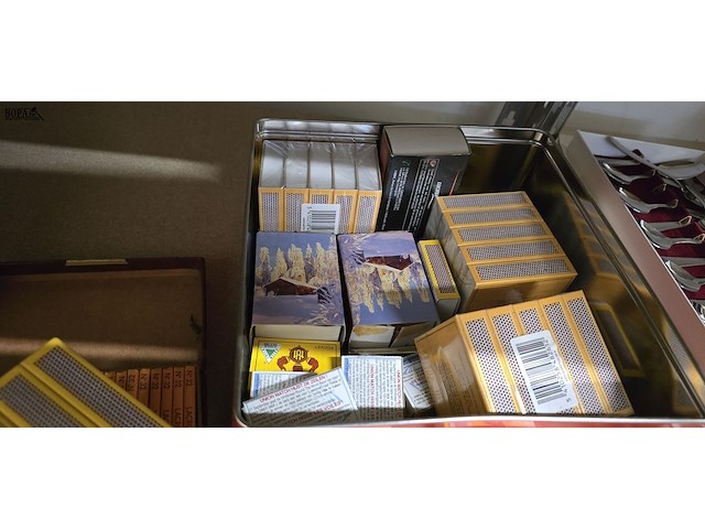 Lot 179 - lot lucifers en sigarettenblaadjes - afbeelding 3 van  3