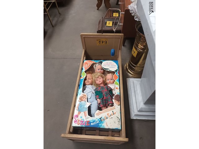 Lot 179 - poppenbedje met poppen - afbeelding 2 van  4