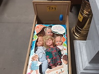 Lot 179 - poppenbedje met poppen - afbeelding 2 van  4