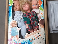Lot 179 - poppenbedje met poppen - afbeelding 3 van  4