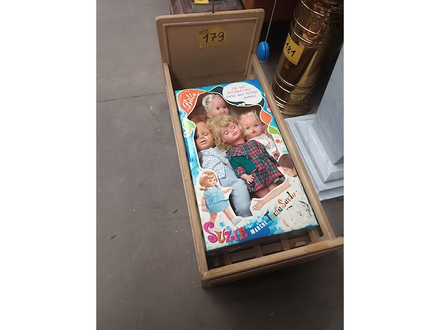 Lot 179 - poppenbedje met poppen - afbeelding 4 van  4