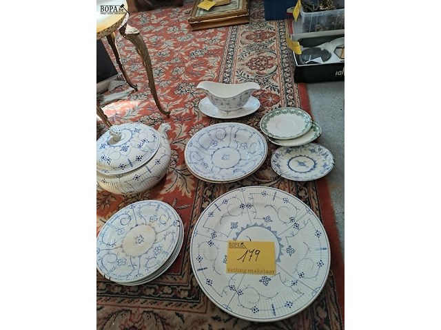 Lot 179 - servies belgisch aardewerk blauwe kleur: soepterrine, borden - afbeelding 1 van  5