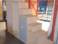 Lot 179 - trap met opbergruimte - afbeelding 1 van  4