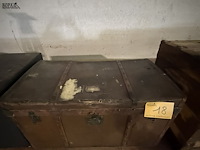Lot 18 - antieken houten reiskist - afbeelding 2 van  2
