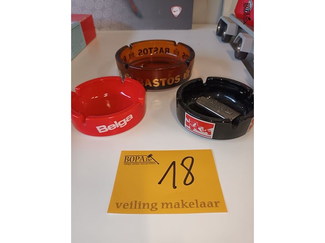 Lot 18 - asbakken en aansteker. 4 stuks - afbeelding 1 van  4