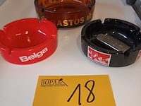 Lot 18 - asbakken en aansteker. 4 stuks