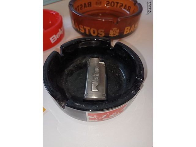 Lot 18 - asbakken en aansteker. 4 stuks - afbeelding 3 van  4