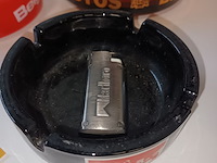 Lot 18 - asbakken en aansteker. 4 stuks - afbeelding 3 van  4