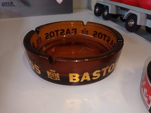 Lot 18 - asbakken en aansteker. 4 stuks - afbeelding 4 van  4