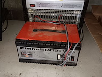 Lot 18 - batterijlader en insektenlamp