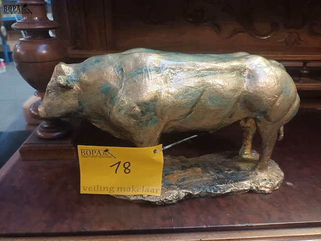 Lot 18 - beeld stier - afbeelding 1 van  5