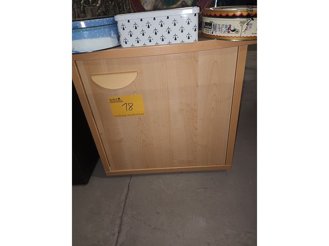 Lot 18 - bijzetkastje - afbeelding 1 van  3