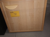 Lot 18 - bijzetkastje - afbeelding 1 van  3