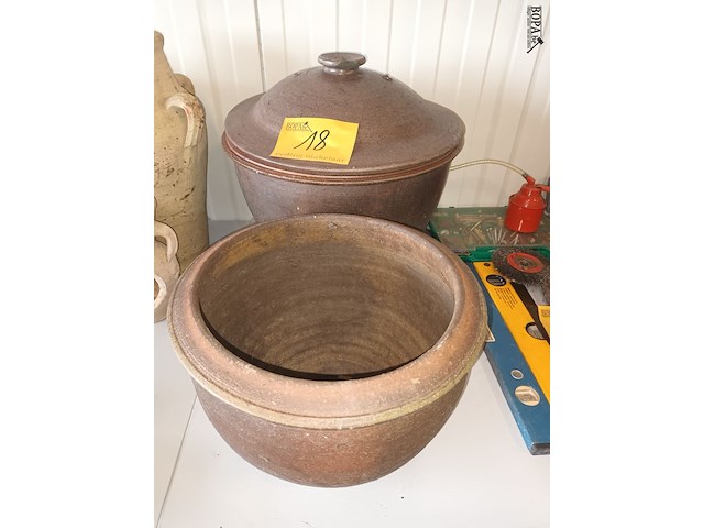Lot 18 - bloempotten aardewerk. 2 stuks - afbeelding 1 van  3
