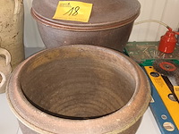 Lot 18 - bloempotten aardewerk. 2 stuks - afbeelding 1 van  3