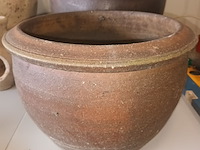 Lot 18 - bloempotten aardewerk. 2 stuks - afbeelding 2 van  3