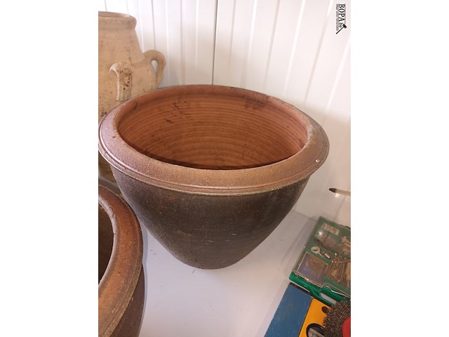 Lot 18 - bloempotten aardewerk. 2 stuks - afbeelding 3 van  3