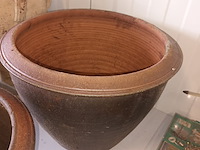 Lot 18 - bloempotten aardewerk. 2 stuks - afbeelding 3 van  3
