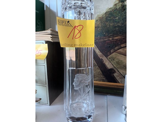Lot 18 - boheemse deksel vaas kristal - afbeelding 1 van  6