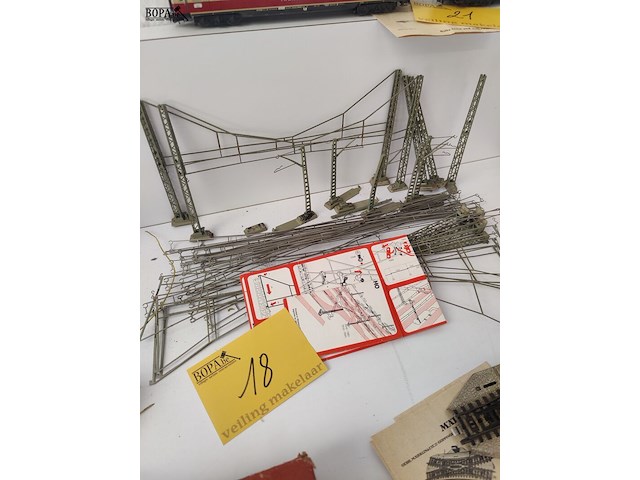 Lot 18 - bovenleiding onderdelen - afbeelding 1 van  4
