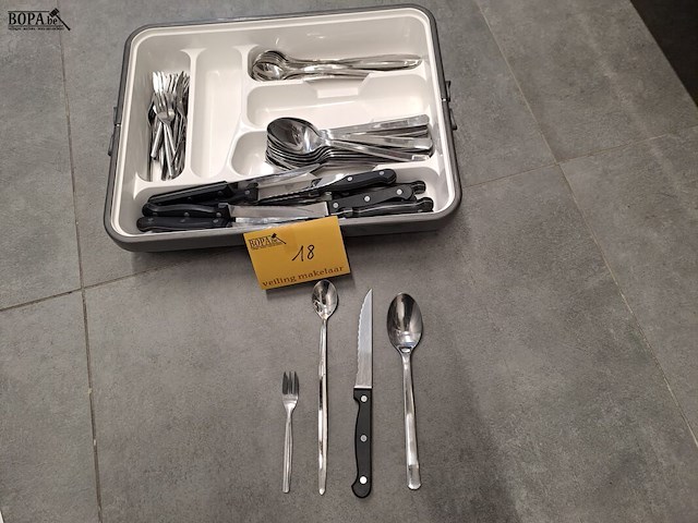 Lot 18 - couvertbak met bestek - afbeelding 1 van  2