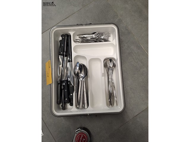 Lot 18 - couvertbak met bestek - afbeelding 2 van  2