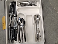 Lot 18 - couvertbak met bestek - afbeelding 2 van  2