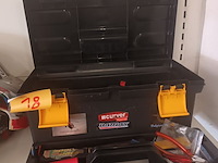 Lot 18 - curver materiaalkoffer met inhoud