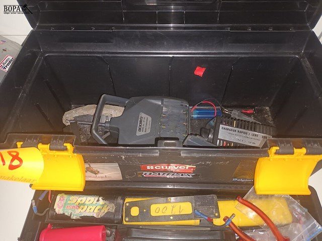 Lot 18 - curver materiaalkoffer met inhoud - afbeelding 2 van  3