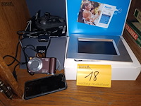 Lot 18 - fototoestel, gsm en digitale fotokader