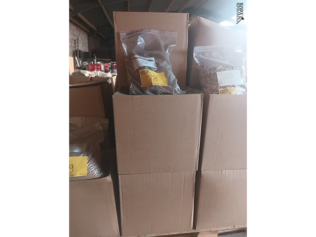 Lot 18 - grillhout steeneik 1 kg. 21 stuks - afbeelding 1 van  3