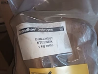 Lot 18 - grillhout steeneik 1 kg. 21 stuks - afbeelding 2 van  3