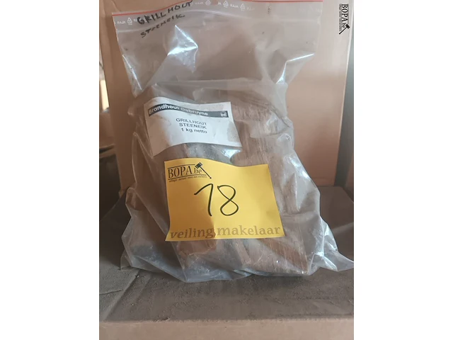 Lot 18 - grillhout steeneik 1 kg. 21 stuks - afbeelding 3 van  3
