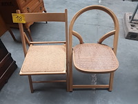 Lot 18 - houten plooistoel. 2 stuks - afbeelding 1 van  4