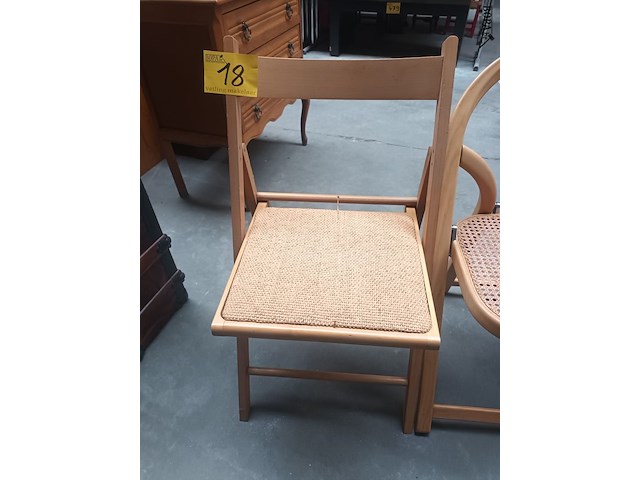Lot 18 - houten plooistoel. 2 stuks - afbeelding 2 van  4