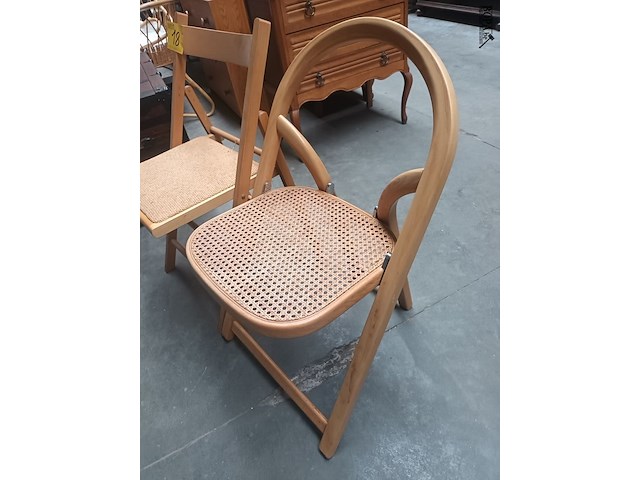 Lot 18 - houten plooistoel. 2 stuks - afbeelding 3 van  4
