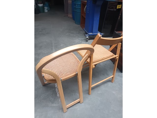 Lot 18 - houten plooistoel. 2 stuks - afbeelding 4 van  4