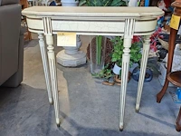 Lot 18 - klassieke lodewijk xvi-stijl consoletafel, gebarsten cremekl - afbeelding 2 van  5