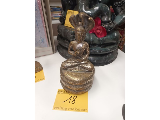 Lot 18 - koperen boeddha beeld - afbeelding 1 van  4
