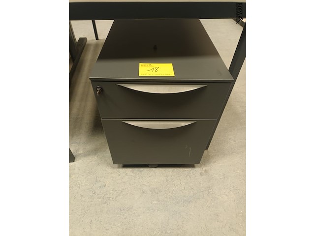 Lot 18 - ladeblok op wielen - afbeelding 1 van  3