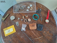 Lot 18 - lot prullaria: brillen, pins, horloges, etc.