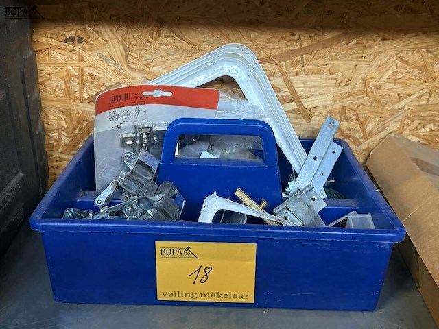 Lot 18 - lot scharnieren, l-profielen, wieltjes, sloten en bevestigin - afbeelding 1 van  2